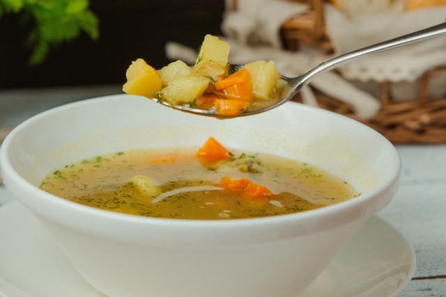 Domowa zupa ogórkowa może być gotowana na bazie samych warzyw i wody z kiszonych ogórków.