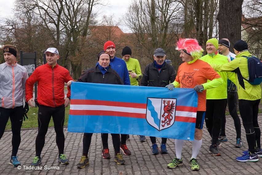 Stargardzcy biegacze i chodziarze weszli w Nowy Rok z przytupem! Aktywnie spędzili noworoczne popołudnie. Po pierwszym okrążeniu był szampan