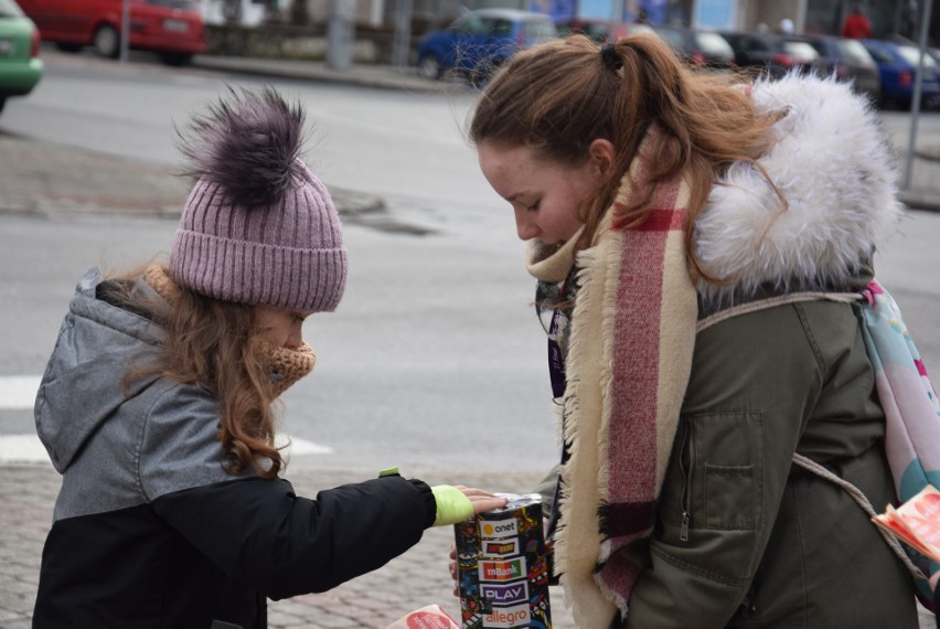 WOŚP 2019 Kędzierzyn-Koźle. Wielka Orkiestra Świątecznej Pomocy gra w Kędzierzynie-Koźlu. Na ulicach 130 wolontariuszy [zdjęcia]