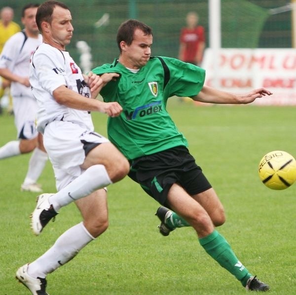 Piłkarze drugiej ligi inaugurują rundę wiosenną. Stal Stalowa Wola (z prawej Krystian Lebioda) zmierzą się w sobotę na własnym boisku z Pelikanem Łowicz.