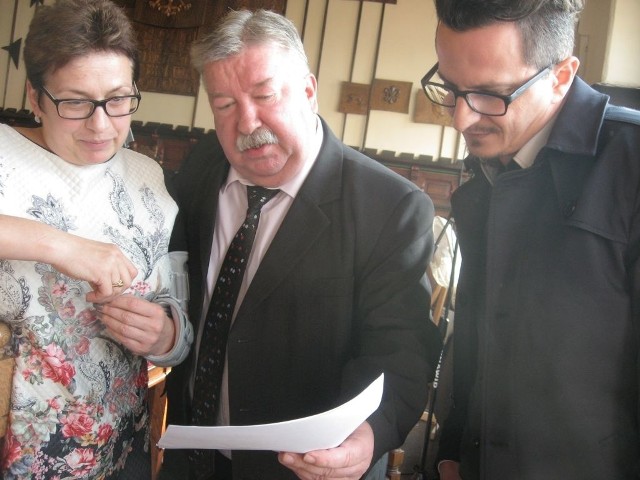 Artur Eichenlaub (z prawej) tuż przed sesją rozmawia z Marzenną Osowicką i Leszkiem Peplińskim