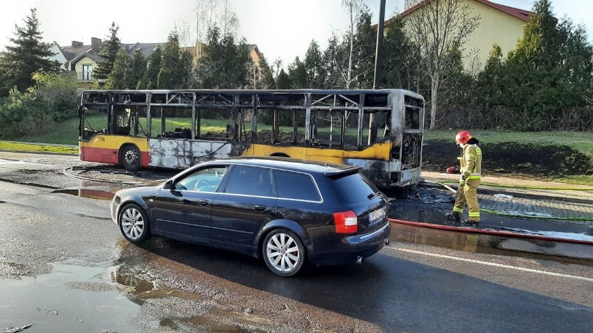 Pożar autobusu MPK w Łodzi. 20 pasażerów ewakuowanych. Mercedes spłonął doszczętnie ZDJĘCIA 