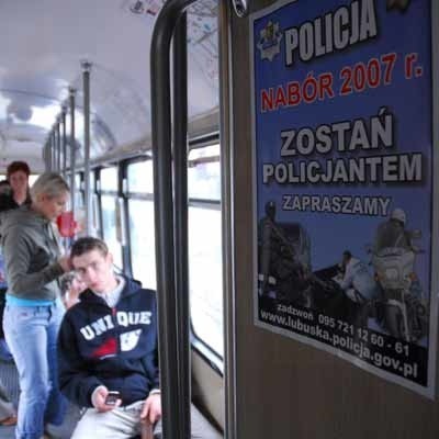 W gorzowskich tramwajach, którymi jeżdżą tysiące ludzie dziennie, plakaty wiszą od kilku dni