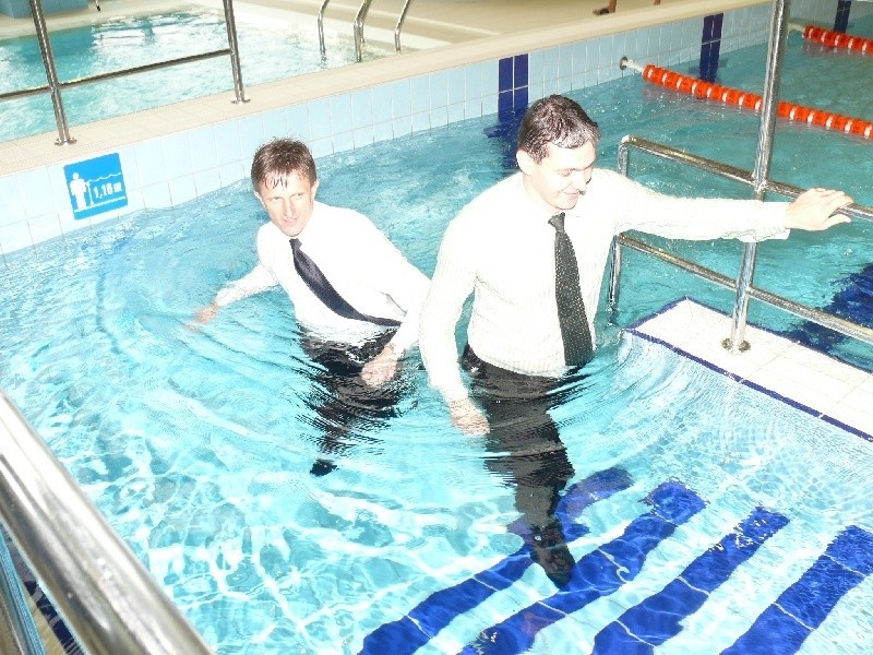 Skokiem do wody otwarli wczoraj basen w Sędziszowie Adam...