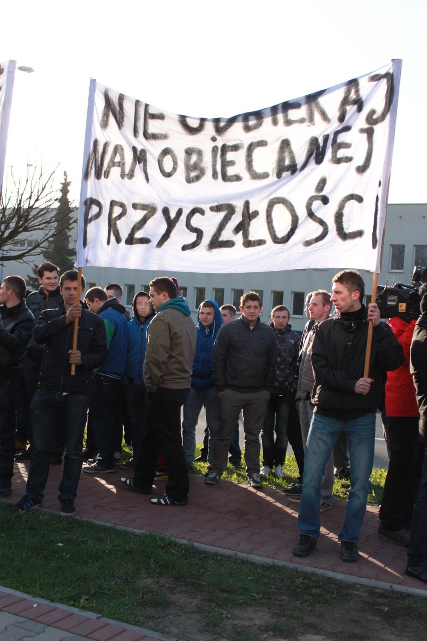 Absolwenci klas górniczych pikietowali przed siedzibą JSW.