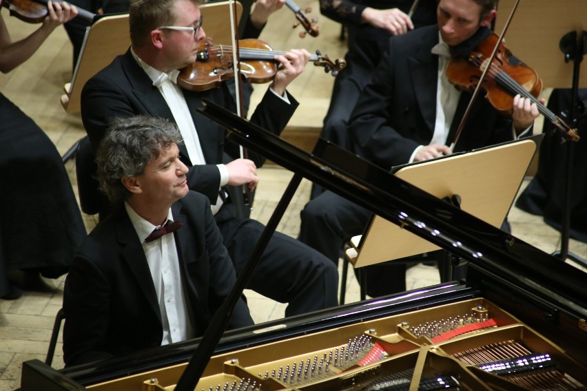 Orkiestra Filharmonii Poznańskiej i pianista Paweł Kowalski