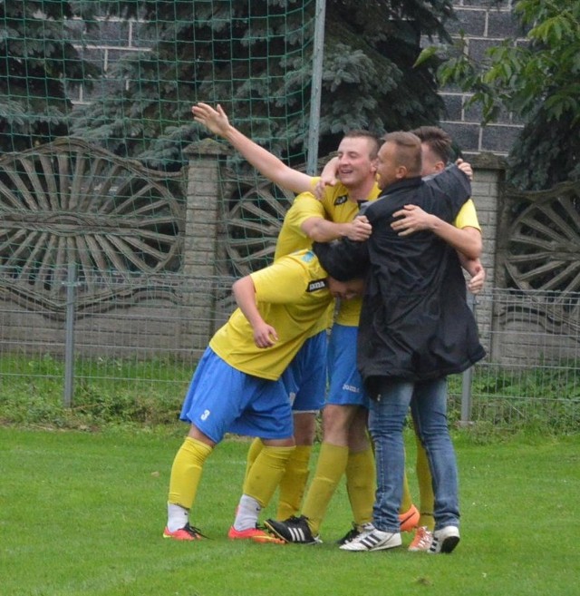 Sebastian Leśko i jego koledzy cieszą się zdobytej bramki