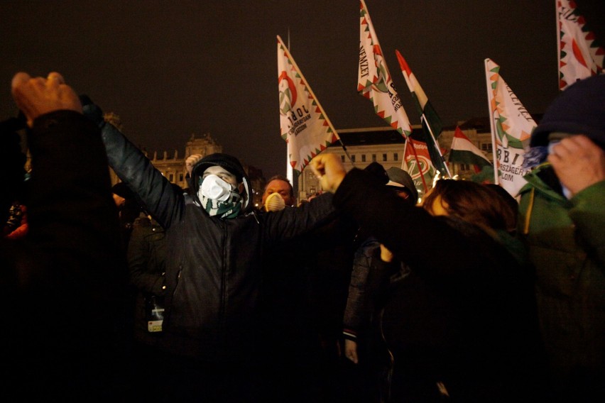 Węgry: "Ustawa niewolnicza" przelała czarę goryczy, protesty w Budapeszcie [ZDJĘCIA] Politycy opozycji usunięci siłą z budynku telewizji