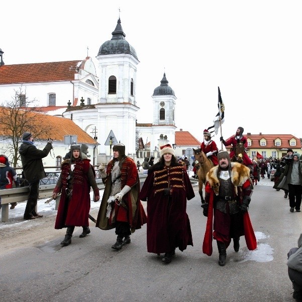 Przed pomnikiem hetmana Czarnieckiego zbiera się polska szlachta. Z bojowymi okrzykami i pieśnią o "Małym Rycerzu&#8221; na ustach maszeruje odbić tykociński zamek z rąk Szwedów i ich sojuszników.