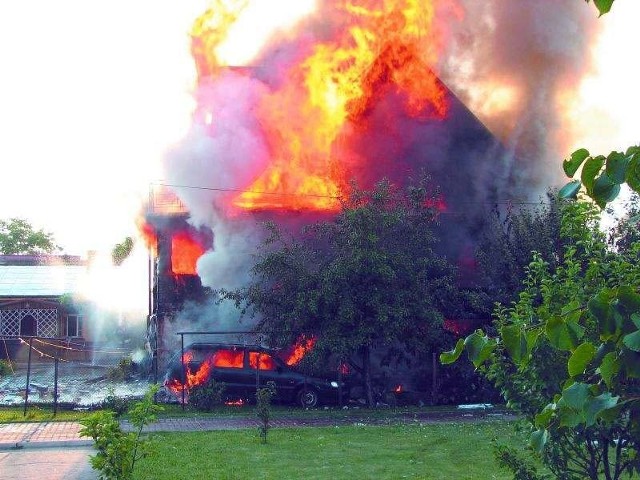 Świadkowie opowiadali, że budynkiem najpierw wstrząsną wybuch, a potem pojawił się wielki ogień. Zdaniem śledczych winny mógł być wyciek gazu.