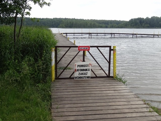 Z uwagi na stan techniczny zamknięto pomost nad jeziorem w Strzeszynku. Mogą z niego korzystać jedynie ratownicy.