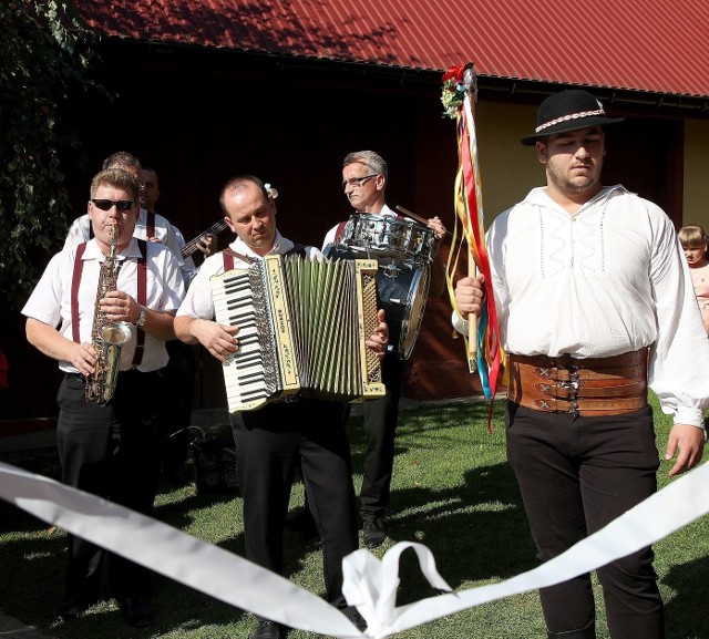 Konrad szybko sprawdził się w mało popularnym zawodzie. Posiada szereg cech, bez których nie da się być dobrym drużbą weselnym.