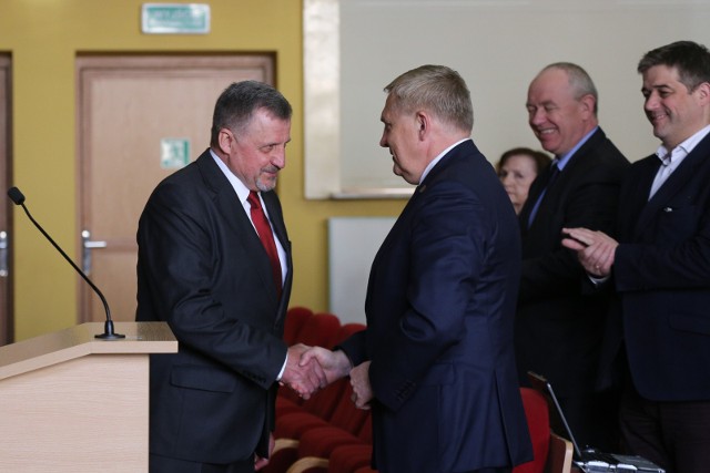 Jako pierwszy gratulacje radnemu Nikiciukowi złożył prezydent Tadeusz Truskolaski. Były oklaski i uściski.