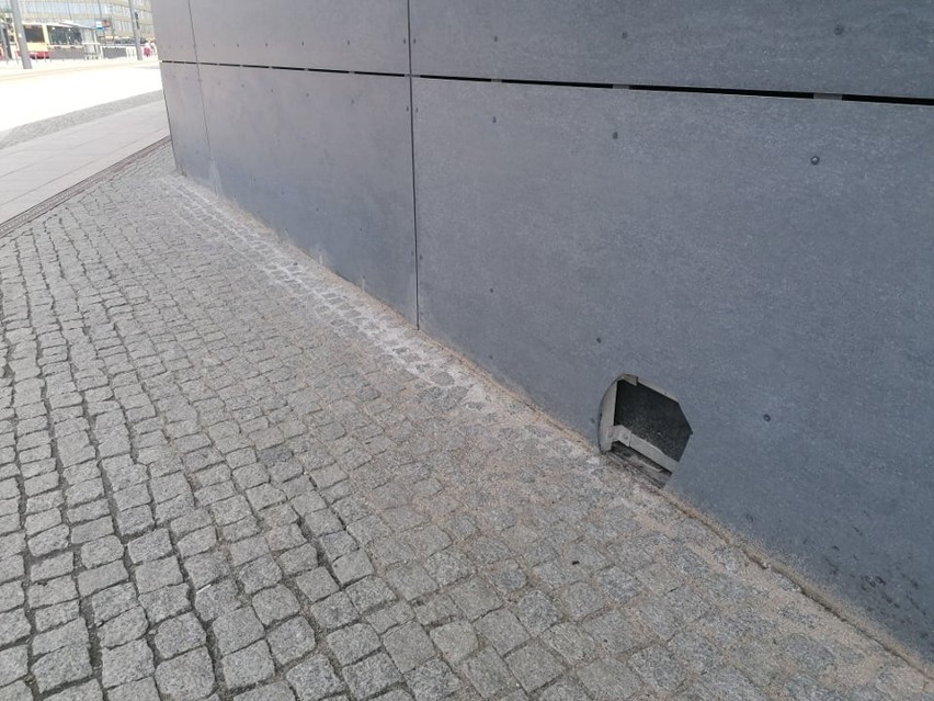 Dziury w elewacji dworca Łódź Fabryczna zostały załatane. Ale już są nowe ZDJĘCIA