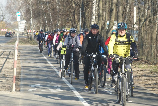 Peleton rowerzystów na nowej ścieżce z Komornik do Szreniawy wyglądał imponująco