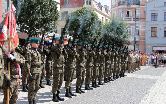 Msza święta w Bazylice Kolegiackiej i uroczystości na Rynku z ceremoniałem wojskowym były głównym akcentem wojskowego święta w Grudziądzu.