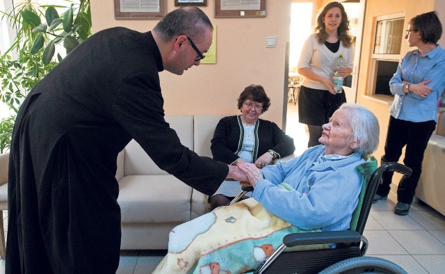 Ks. Jan Kaczkowski, organizator i dyrektor Puckiego Hospicjum pw. św. Ojca Pio, odwiedził pacjentów hospicjum w Koszalinie.  Miał chwilę na rozmowę i wsparcie ich choćby uściskiem dłoni.