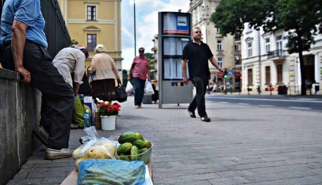 Handlujących produktami z działek, ogrodów można codziennie spotkać np. przy Krakowskim Przedmieściu. - Zawsze po sobie sprzątamy - zapewniają.