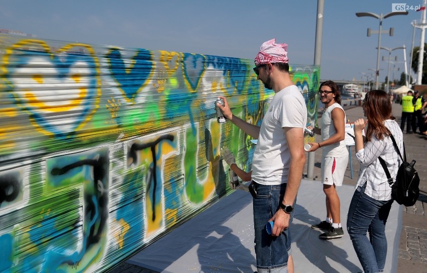 "Szczecin bez hejtu". Happening i wielkie graffiti na szczecińskich bulwarach [ZDJĘCIA]