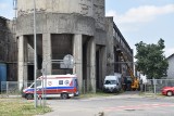 Tarnów. Tragiczny wypadek podczas rozbiórki starej hali. Betonowy blok śmiertelnie przygniótł 35-latka 