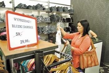 Obniżki w Galerii "Emka” w Koszalinie sklepach z odzieżą sięgają od 30 do 70 procent.