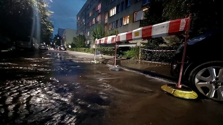 Awaria wodociągowa. Woda zalała ulicę Lubińską na...