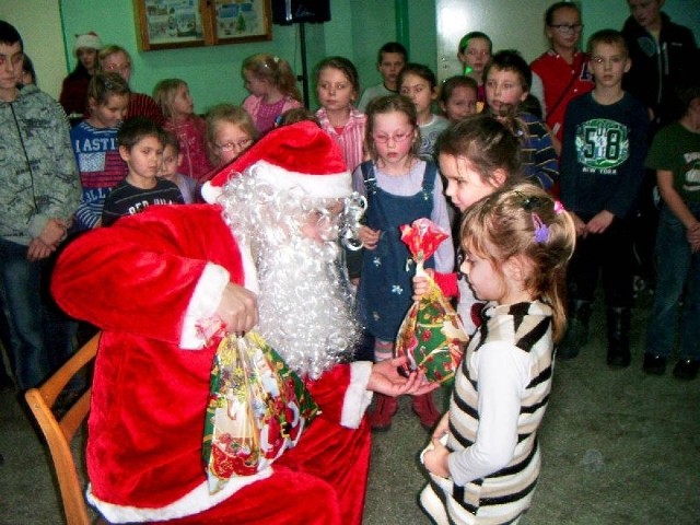 Mikołaj obdarował paczkami około 90 dzieci