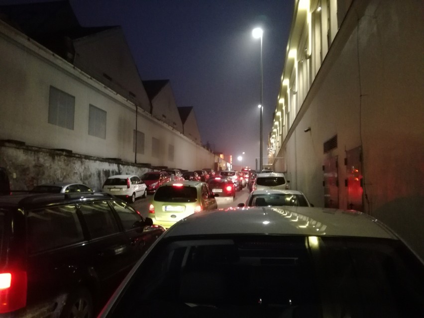 Parkingi wypchane po brzegi, korki na drogach dojazdowych,...