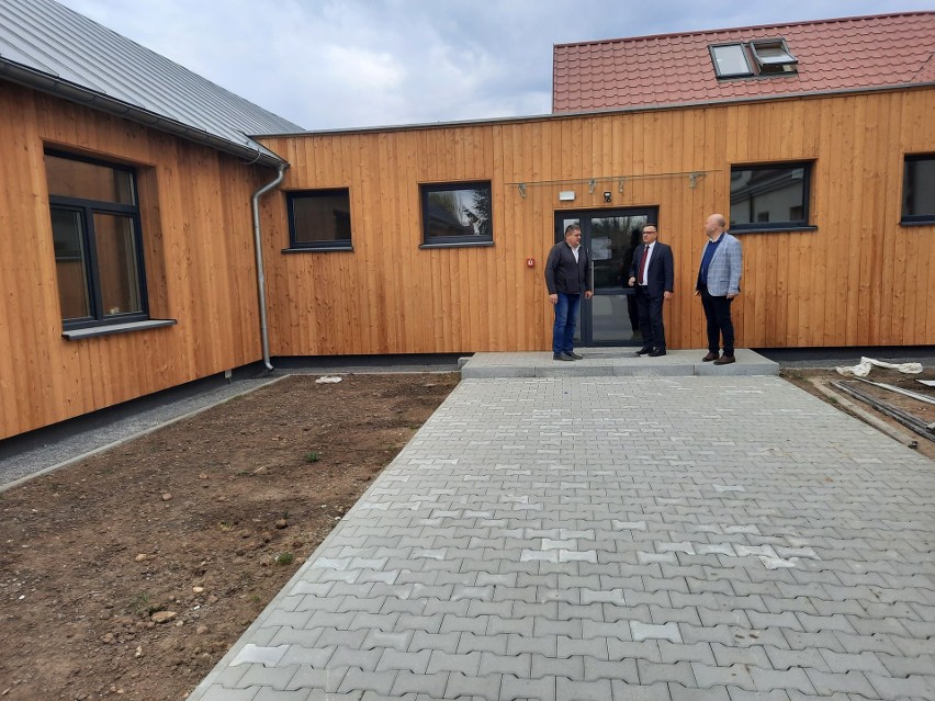 Trwa rozbudowa szkoły podstawowej w Ujeździe w gminie Iwaniska. Na ścianach modrzew syberyjski. Zobacz zdjęcia