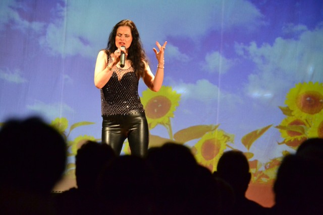 26 listopada Liudmyla Kachalo - Dediu wystąpiła w Małogoszczu podczas koncertu "Leczyć tęsknotę - pomoc Ukrainie". Publiczność mogła usłyszeć piosenki zarówno ukraińskie jak i polskie. Więcej na kolejnych zdjęciach.