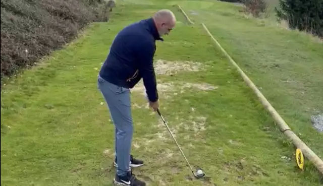 Michał Probierz gra w golfa.