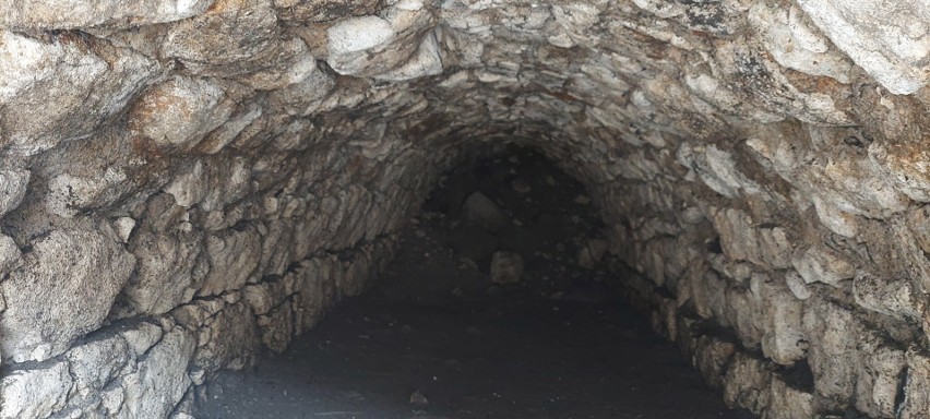 Archeolodzy rozwiązują zagadki murów, które skrywa ziemia tuż pod Wawelem [ZDJĘCIA]