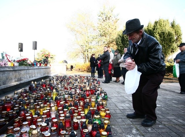 - Zawsze staram się zapalić lampkę tym, którzy tu zginęli &#8211; powiedział Andrzej Czerwiec, który zapalił znicz przy pomniku rozstrzelanych przez Niemców radomian na Firleju.