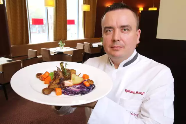 - Łosoś na puree z groszku i jadalne kasztany z marchewką to wyśmienite połączenie smaków - mówi Michał Markowicz, szef kuchni restauracji Ogień czterogwiazdkowego hotelu Qubus w Kielcach.