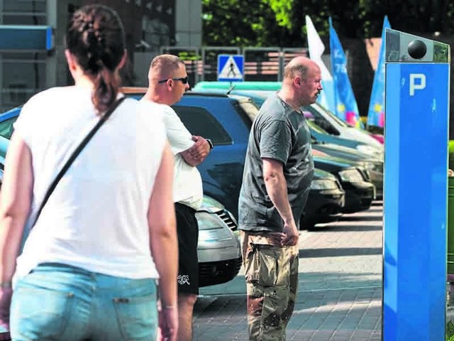 Według Przemysława Januszaka ZDM za pośrednictwem nowego operatora bezprawnie pobiera opłaty za parkowanie w mieście (na miejscach niestrzeżonych w Strefie Płatnego Parkowania)