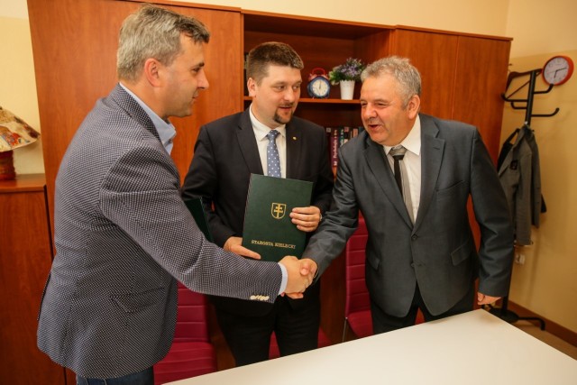 Od lewej: burmistrz Daleszyc Dariusz Meresiński, starosta kielecki Michał Godowski i członek zarządu powiatu kieleckiego Bogdan Gierada podczas podpisywania umowy.