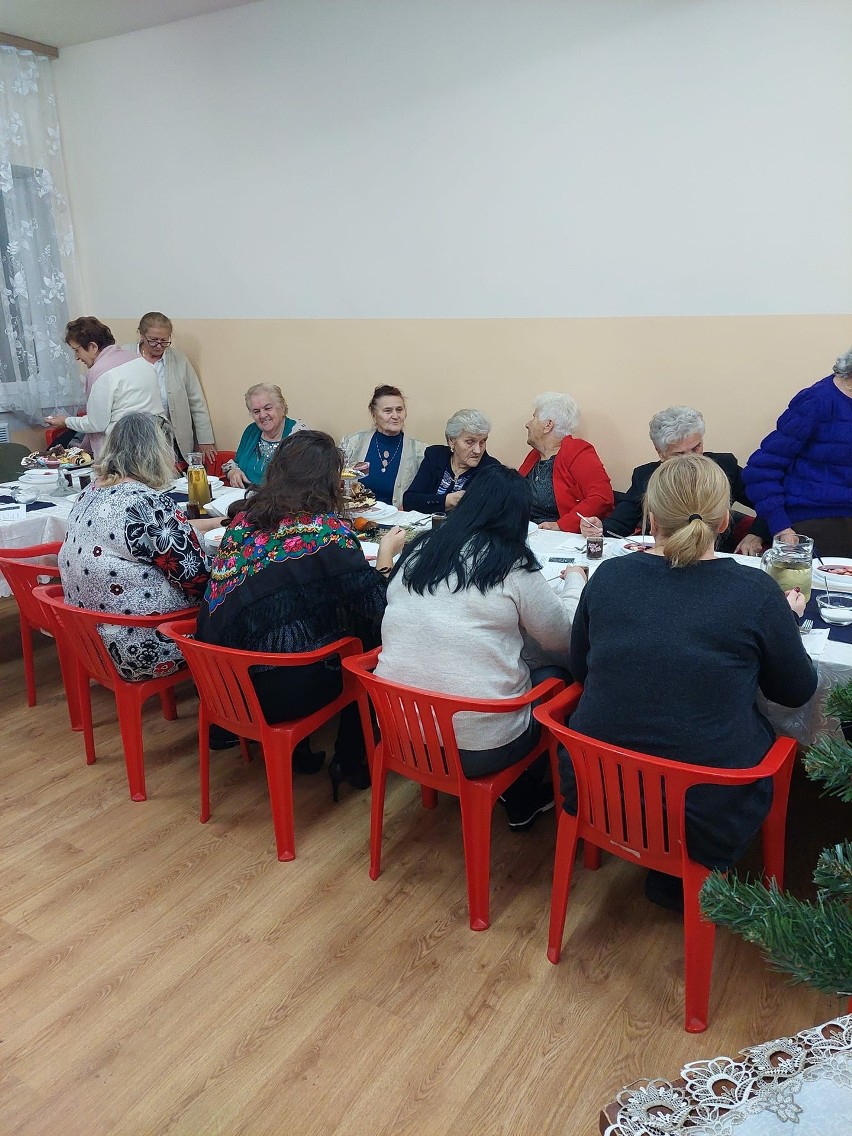 Spotkanie wigilijne w Cudzynowicach w ramach Dania Wspólnych Chwil. Pyszne dania, wspólny śpiew i słodkie upominki. Zobaczcie zdjęcia