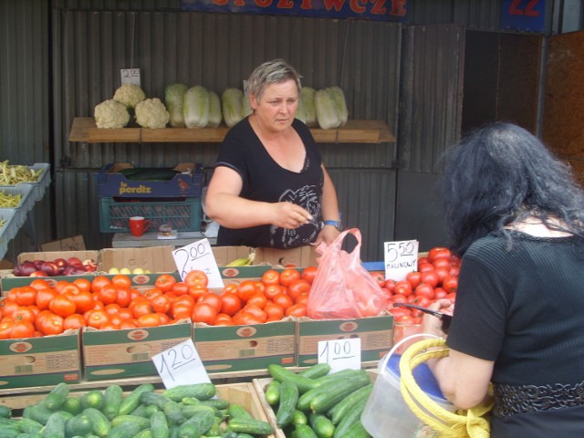 Pani Teresa Sokołowska, która sprzedaje warzywa na kie-leckim targowisku obawia się, że ceny już niedługo mogą sporo wzrosnąć. Fot. Agnieszka Soboń/Izabela Rzepecka