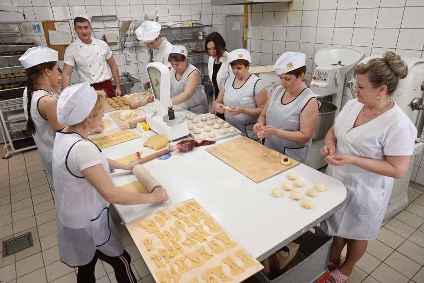 Tłusty czwartek 2020. Jak zrobić idealnego pączka? Sprawdziliśmy w Cukierni Świat Słodyczy w Kielcach (WIDEO, zdjęcia)