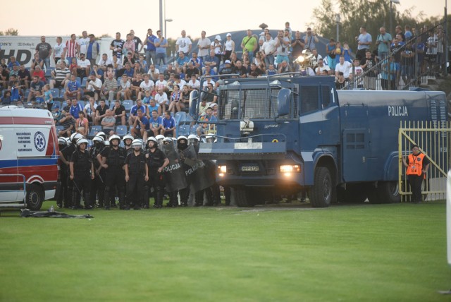 W Chorzowie doszło do incydentów z udziałem krewkich kibiców obu zespołów. Policja, by nie dopuścić do bezpośredniego starcia obu stron musiała użyć gazu łzawiącego.