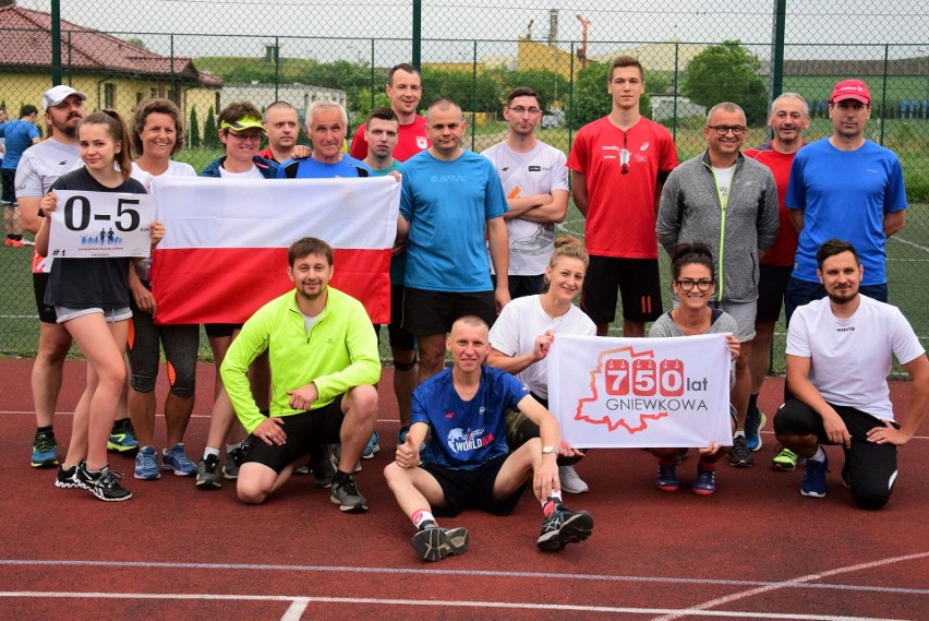 Około 20 zawodników wzięło udział w inauguracji imprezy...