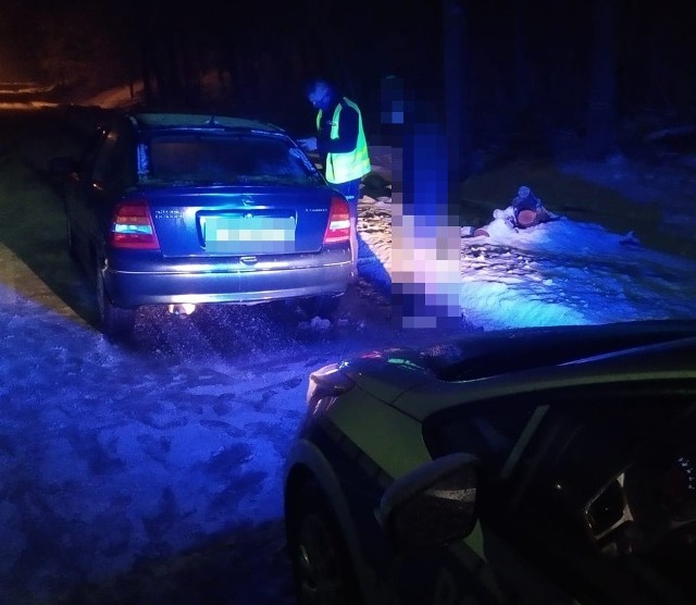 Ratownicy medyczni wracający karetką ze zdarzenia drogowego, zatrzymali w Jaroszynie pijanego kierowcę