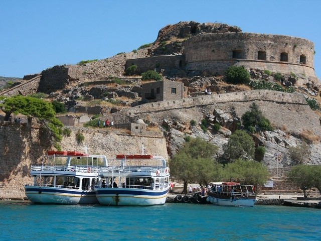 Na Spinalonga, wyspie trędowatych, turystów wita górujący nad portem wenecki fort