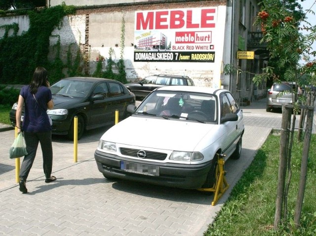 Kierowca tego opla astry przekonał się w poniedziałek na ulicy Kelles-Krauza, że nie warto parkować na chodniku.