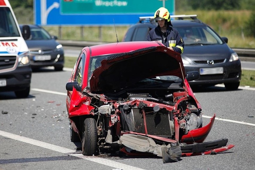 Zmiażdżony przód toyoty po uderzeniu w dostawczaka 