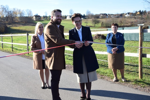 Wstęgę przecinają wójt gminy Brody Marzena Bernat i prezydent Starachowic Marek Materek