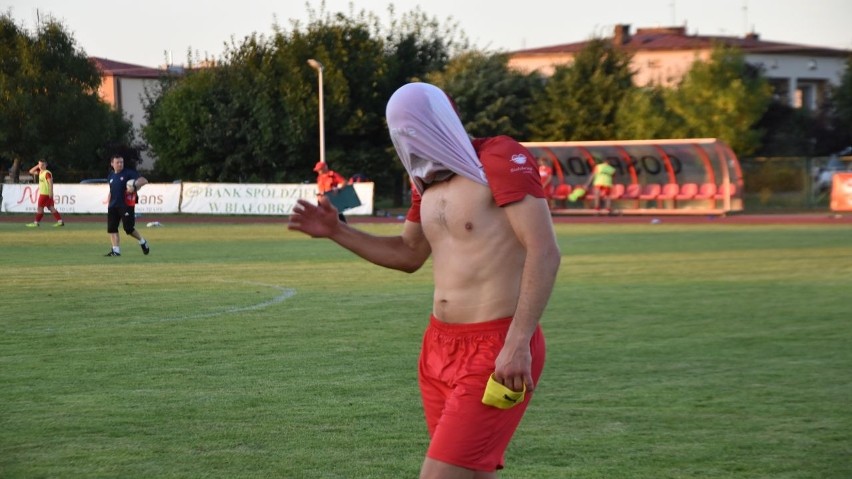 Bartosz Zawadzki, kapitan Pilicy po meczu schował głowę w...