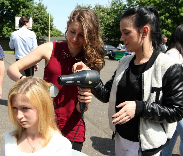 Targi pracy: Nauka zawodu to nie wstydKatarzyna, uczennica 1 klasy szkoły zawodowej (po prawej), pokazuje tajniki fryzjerskiego rzemiosła Natalii (po lewej), gimnazjalistce, która właśnie wybiera się do zawodówki.