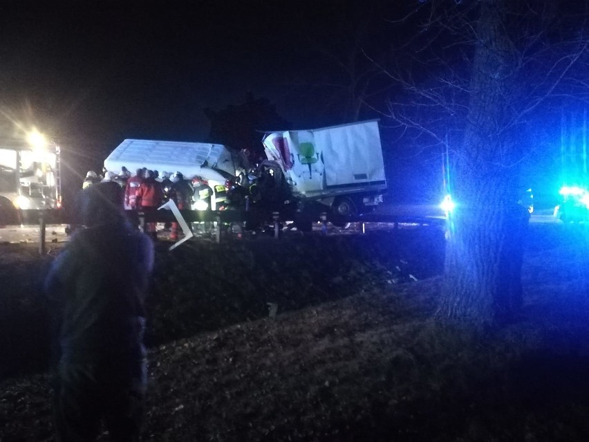 Jabłonka Kościelna. Wypadek śmiertelny zablokował DK 66. Dwie osoby zginęły w zderzeniu dwóch busów [ZDJĘCIA]