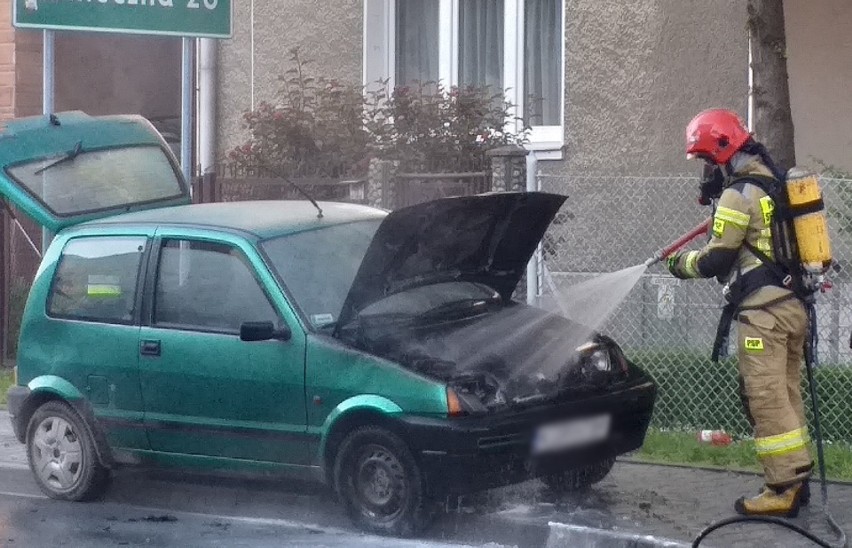 Gorlice. Płonąca komora silnika w cinquecento zaparkowanym przy drodze wojewódzkiej postawiła na nogi strażaków AKTUALIZACJA